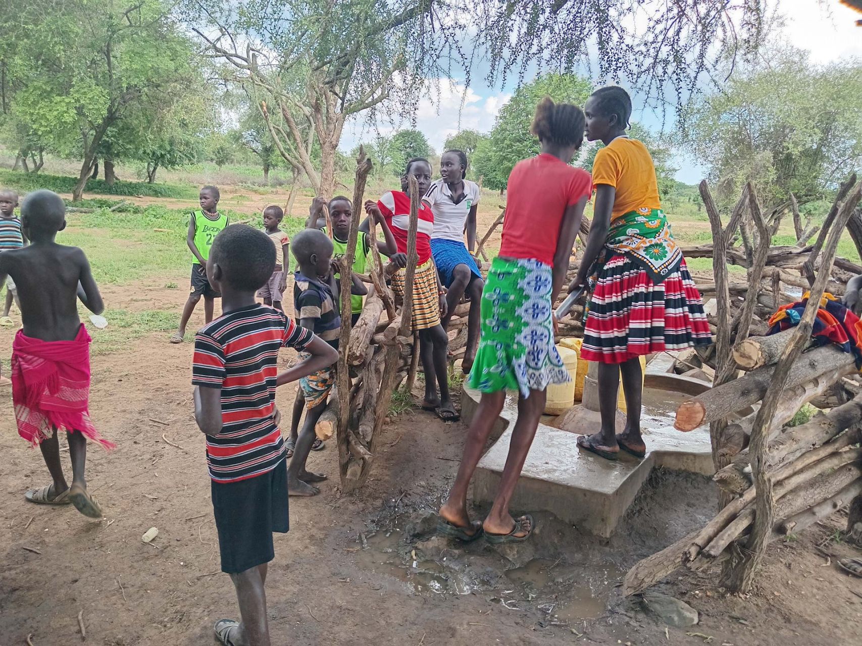 Enfants puisant l'eau dans un puit nouvellement foré